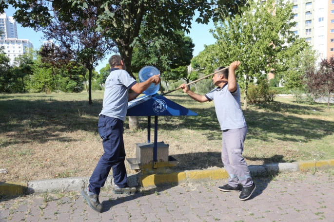 BUNALTICI YAZ GÜNLERİNDE SOKAKTAKİ CAN DOSTLAR YALNIZ DEĞİL