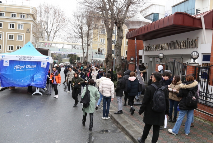 KÜÇÜKÇEKMECE BELEDİYESİ’NDEN FİNAL HAFTASINDA ÖĞRENCİLERE YEMEK İKRAMI