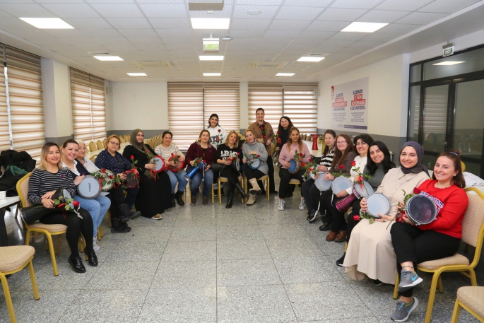 KÜÇÜKÇEKMECELİ KADINLAR ‘8 MART’ ATÖLYELERİNDE HEM EĞLENDİ, HEM ÖĞRENDİ